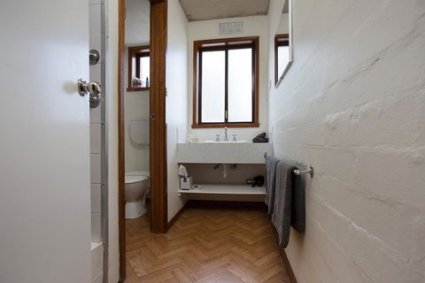 Eastern Beach Holiday Units - Tourism Caloundra 4