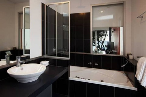 Battery Cove Beach Front Apartment - Tourism Caloundra 4