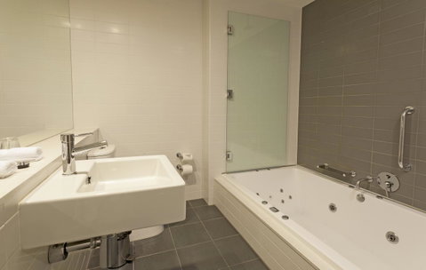 Causeway 353 Hotel - Tourism Caloundra 9