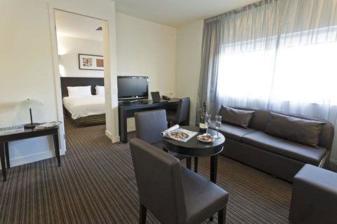 Causeway 353 Hotel - Tourism Caloundra 10