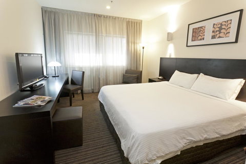 Causeway 353 Hotel - Tourism Caloundra 0