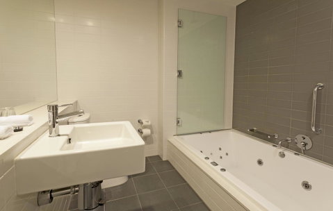 Causeway 353 Hotel - Tourism Caloundra 29