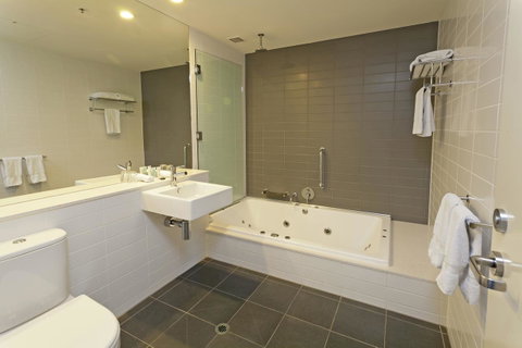 Causeway 353 Hotel - Tourism Caloundra 35