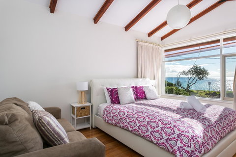 Beach Front Beauty - Ocean Front Views - Tourism Caloundra 7