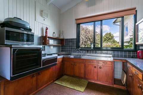 Beach Front Beauty - Ocean Front Views - Tourism Caloundra 8