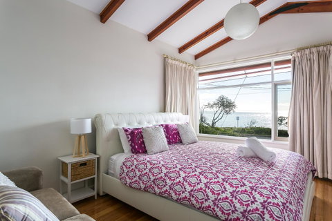 Beach Front Beauty - Ocean Front Views - Tourism Caloundra 9