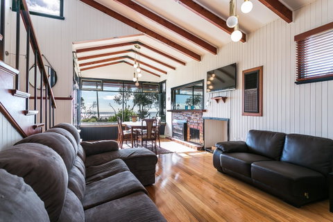 Beach Front Beauty - Ocean Front Views - Tourism Caloundra 6