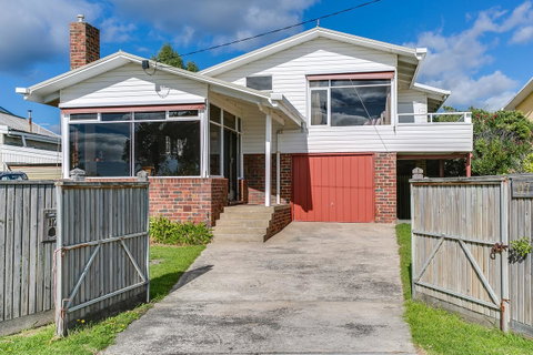 Beach Front Beauty - Ocean Front Views - Tourism Caloundra 17