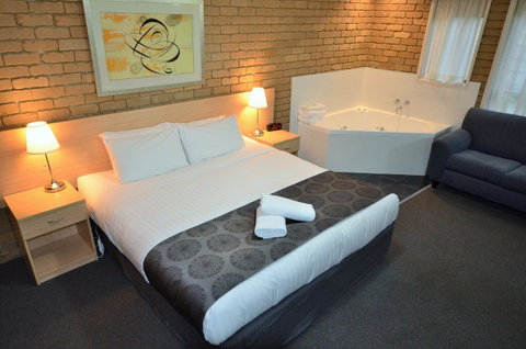 Tropicana Motor Inn - Tourism Caloundra 5