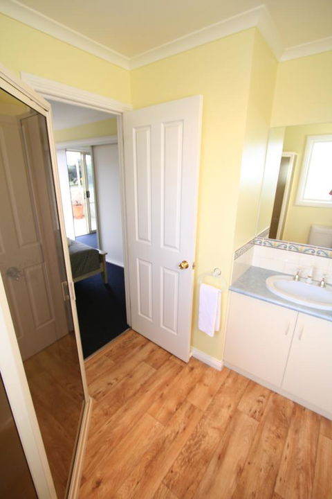 Hamilton Townhouse Motel - Tourism Caloundra 2