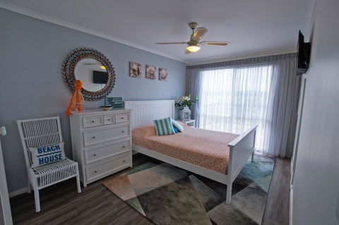 Stunning Waterfront Only 10 Minutes To Phillip Island - FREE EV UNIT 7kW For Electric Cars - Pet Friendly, Fireplace FREE WIFI Wine & Chocolates - Tourism Caloundra 2