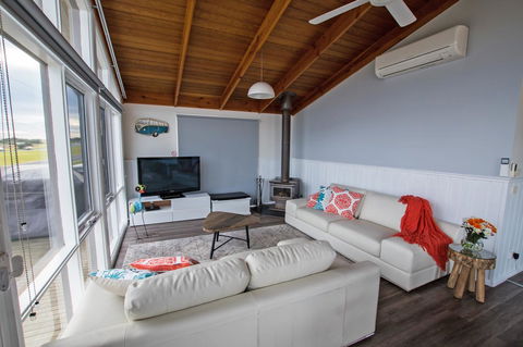Stunning Waterfront Only 10 Minutes To Phillip Island - FREE EV UNIT 7kW For Electric Cars - Pet Friendly, Fireplace FREE WIFI Wine & Chocolates - Tourism Caloundra 1