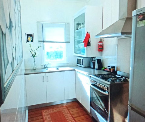 The Boathouse A 3 Bedroom House - Tourism Caloundra 2