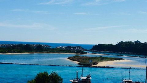 The Boathouse A 3 Bedroom House - Tourism Caloundra 0