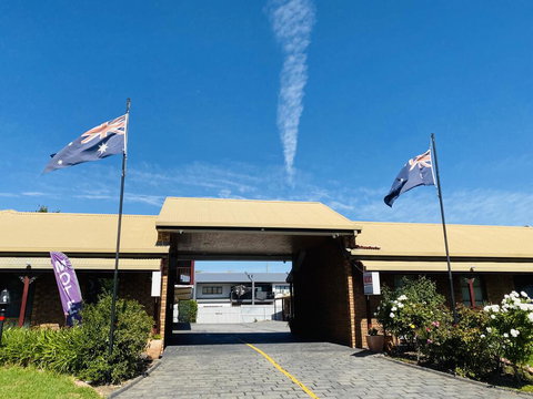 The Cottage Motor Inn Albury - Tourism Caloundra 2