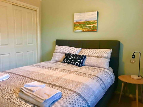 The Entertainer - Downtown Orange, Sleeps 11 - Tourism Caloundra 2