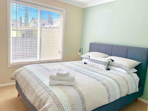 The Entertainer - Downtown Orange, Sleeps 11 - Tourism Caloundra 3