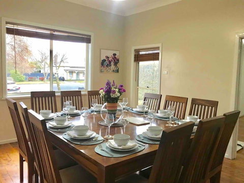 The Entertainer - Downtown Orange, Sleeps 11 - Tourism Caloundra 0