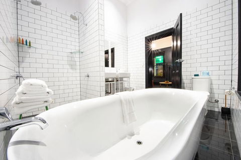 The Franklin Boutique Hotel - Tourism Caloundra 2