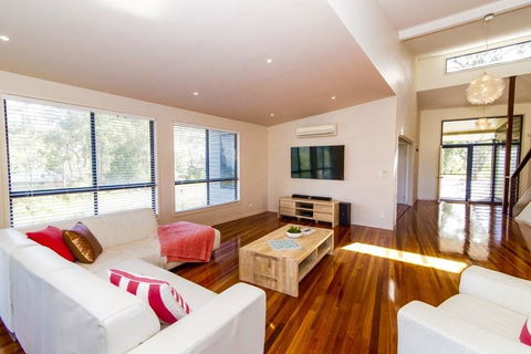 The Holiday House - Tourism Caloundra 1