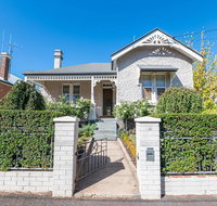 The Pearl on Prince  Stylish Cottage CBD Wifi - Tourism Caloundra