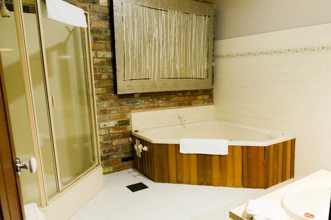 The Royal Daylesford Hotel - Tourism Caloundra 2