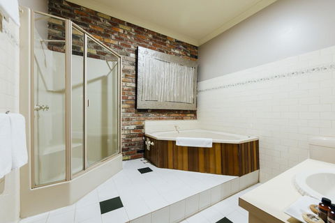 The Royal Daylesford Hotel - Tourism Caloundra 1