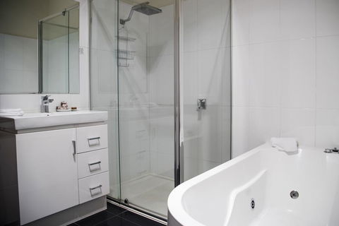 The Royal Daylesford Hotel - Tourism Caloundra 3