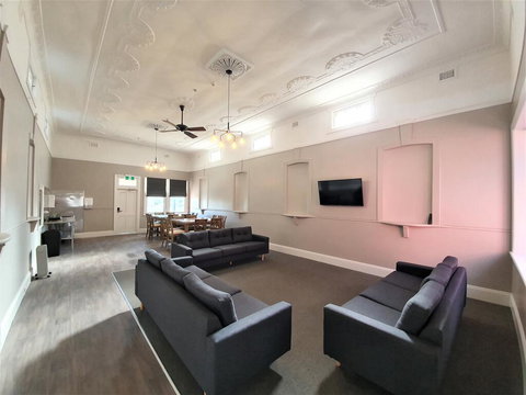 The Royal Hotel - Tourism Caloundra 2