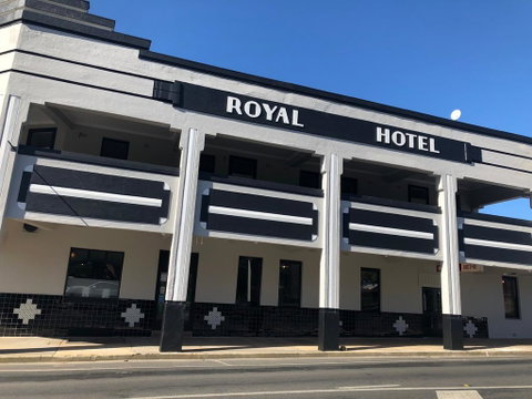 The Royal Hotel, Drouin - Tourism Caloundra 1