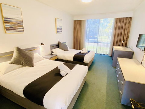 The Select Inn Penrith - Tourism Caloundra 1