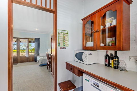 The Vineyard Motel - Tourism Caloundra 1