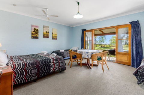 The Vineyard Motel - Tourism Caloundra 3