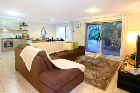 Theme Park HolidayTownhouse - Tourism Caloundra 3