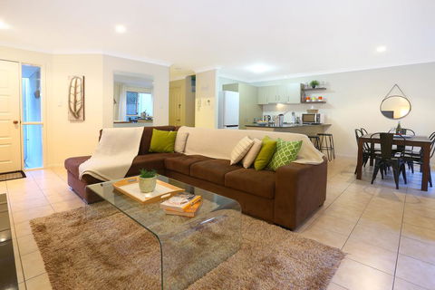 Theme Park HolidayTownhouse - Tourism Caloundra 2
