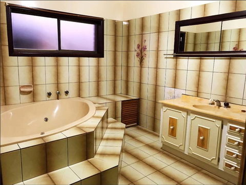 Thomastown Antique House En-suite Room - Tourism Caloundra 1