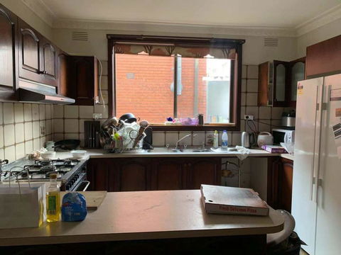 Thomastown Antique House Room 5 - Tourism Caloundra 1