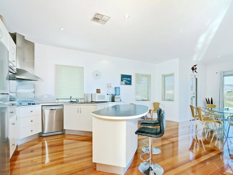 Through The Looking Glass - Tourism Caloundra 2
