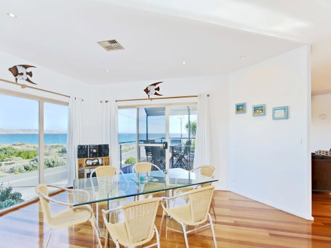 Through The Looking Glass - Tourism Caloundra 3