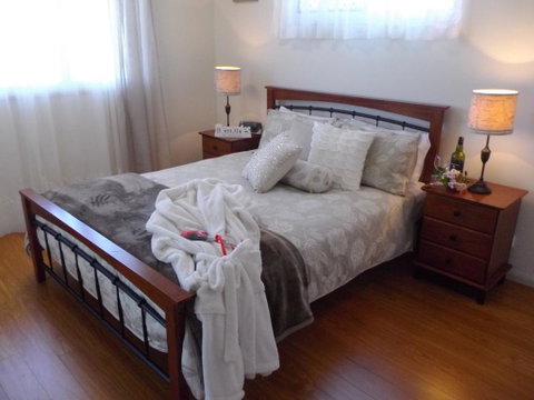 Tinaroo Sunset Retreat - Tourism Caloundra 3