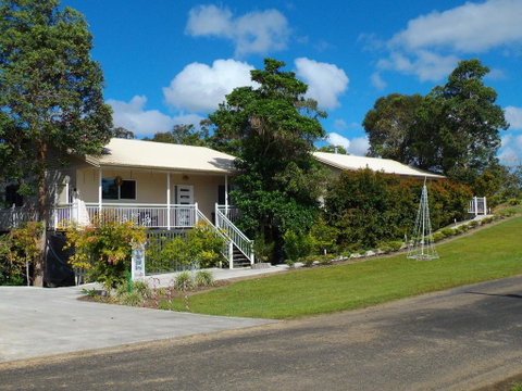 Tinaroo Sunset Retreat - Tourism Caloundra 0