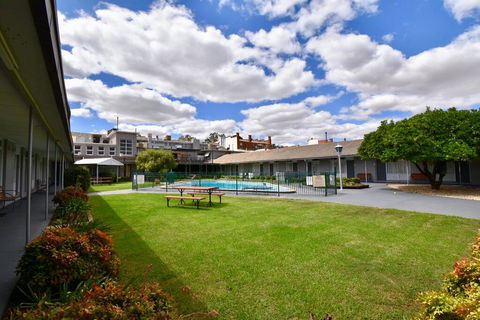 Townhouse Motel Cowra - Tourism Caloundra 2
