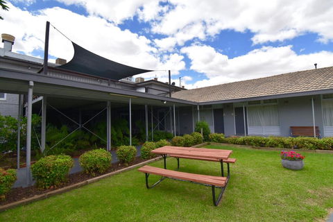 Townhouse Motel Cowra - Tourism Caloundra 1