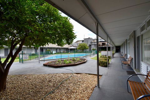 Townhouse Motel Cowra - Tourism Caloundra 3