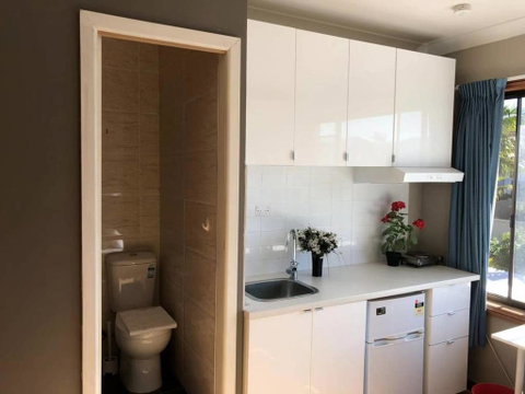 Traveler's Affordable Studio Unit (Beverly Hills) - Tourism Caloundra 0
