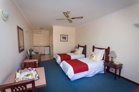 Tree Top Walk Motel - Tourism Caloundra 2