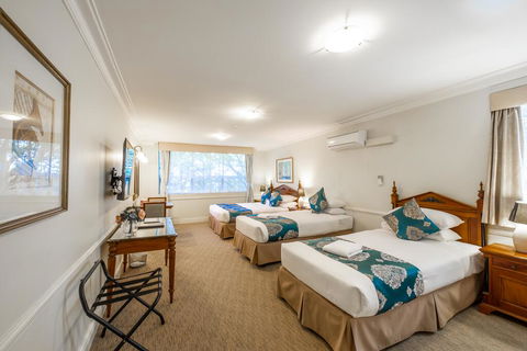 Twin Towers Inn - Tourism Caloundra 1