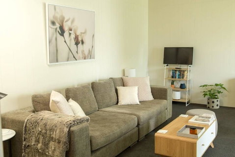 Two Bedroom Gem, Short Drive To MONA - Tourism Caloundra 0