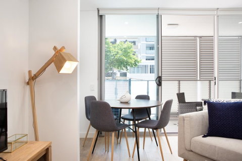 Ultra Modern Studio Suite With Balcony Near Shops - Tourism Caloundra 2