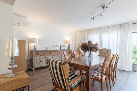 ULTRA SPACIOUS STYLISH HOME IN PRESTONS - SYDNEY - Tourism Caloundra 1